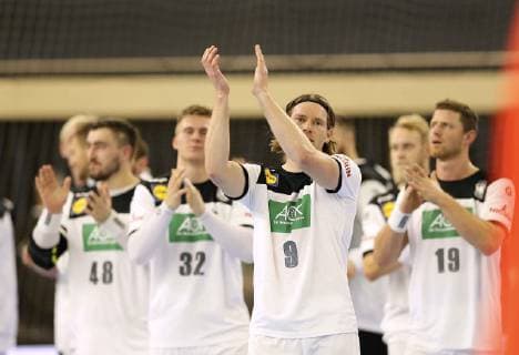 Foto : Jubel der deutschen Spieler nach dem Schlußpfiff , hier ... Tobias Reichmann Handball Länderspiel in Rostock am Mi. 12.12.2018 Deutschland - Polen 35 - 23