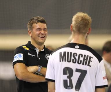 Foto : Jubel der deutschen Spieler nach dem Schlußpfiff , hier ... Bundestrainer Christian Prokop und Matthias Musche Handball Länderspiel in Rostock am Mi. 12.12.2018 Deutschland - Polen 35 - 23
