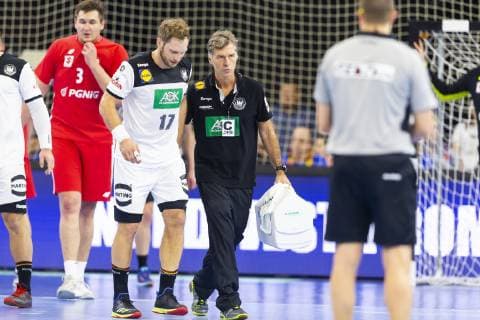 Steffen Weinhold (Nr. 17, Deutschland) wird von Peter Graeschus vom Feld begleitet. Deutschland vs. Polen, Handball, Testspiel, 12.12.18 Rostock Mecklenburg-Vorpommern Germany StadtHalle Copyright: xAgentur54Gradx xFelixxKoenigx