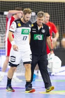 Steffen Weinhold (Nr. 17, Deutschland) wird von Peter Graeschus vom Feld begleitet. Deutschland vs. Polen, Handball, Testspiel, 12.12.18 Rostock Mecklenburg-Vorpommern Germany StadtHalle Copyright: xAgentur54Gradx xFelixxKoenigx