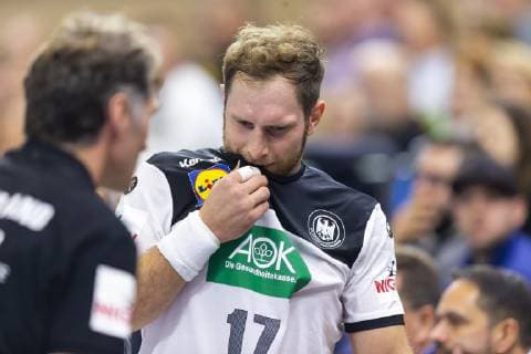 Steffen Weinhold (Nr. 17, Deutschland) wird von Peter Graeschus vom Feld begleitet. Deutschland vs. Polen, Handball, Testspiel, 12.12.18 Rostock Mecklenburg-Vorpommern Germany StadtHalle Copyright: xAgentur54Gradx xFelixxKoenigx