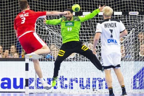 Pawel Salacz (Nr. 3, Polen) gegen Torhueter Silvio Heinevetter (Nr. 12, Deutschland). Deutschland vs. Polen, Handball, Testspiel, 12.12.18 Rostock Mecklenburg-Vorpommern Germany StadtHalle Copyright: xAgentur54Gradx xFelixxKoenigx