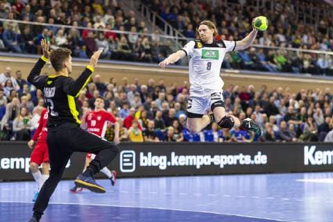 Tobias Reichmann (Nr. 9, Deutschland) im Konter gegen Mateusz Kornecki (Nr. 12, Polen). Deutschland vs. Polen, Handball, Testspiel, 12.12.18 Rostock Mecklenburg-Vorpommern Germany StadtHalle Copyright: xAgentur54Gradx xFelixxKoenigx