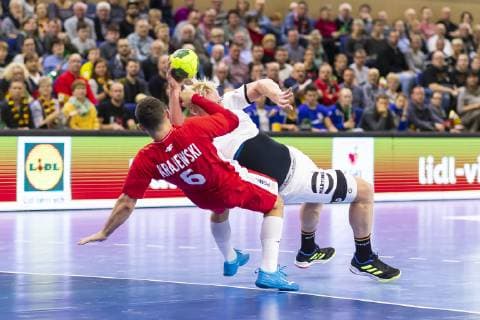 Patrick Wiencek (Nr. 7, Deutschland) gegen Przemyslaw Krejweski (Nr. 6, Polen). Deutschland vs. Polen, Handball, Testspiel, 12.12.18 Rostock Mecklenburg-Vorpommern Germany StadtHalle Copyright: xAgentur54Gradx xFelixxKoenigx