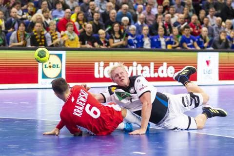 Sport Bilder des Tages Patrick Wiencek (Nr. 7, Deutschland) gegen Przemyslaw Krejweski (Nr. 6, Polen). Deutschland vs. Polen, Handball, Testspiel, 12.12.18 Rostock Mecklenburg-Vorpommern Germany StadtHalle Copyright: xAgentur54Gradx xFelixxKoenigx
