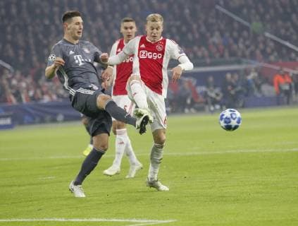 V.li. Niklas Süle (Bayern) , Donny van de Beek (Ajax) . Ajax Amsterdam-FC Bayern München . Amsterdam, NLD, 12.12.2018, Fussball-Champions League 2018-2019 .