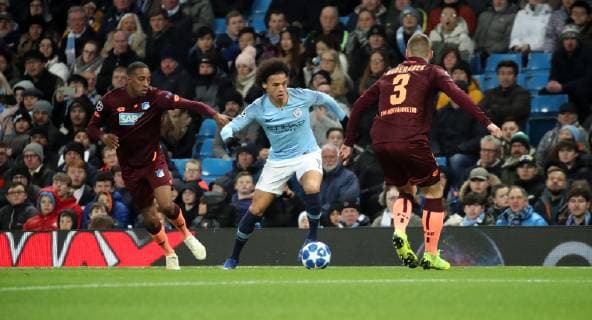Manchester City - TSG 1899 Hoffenheim England, Manchester, 12.12.2018, Fussball, UEFA Champions League, Saison 2018 2019, 6. Spieltag, Manchester City - TSG 1899 Hoffenheim: v.l. Joshua Brenet (TSG 1899 Hoffenheim), Leroy Sane (Manchester City), Pavel Kaderabek (TSG 1899 Hoffenheim).