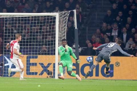 AMSTERDAM, Ajax - Bayern Munchen, football, Champions League Season 2018 2019, 12-12-2018, Johan Cruijff Arena . Bayern Munchen player Robert Lewandowski (R) scores 0-1 with Ajax goalkeeper Andre Onana (C) and Ajax player Matthijs de Ligt (L) during the game Ajax - Bayern . Ajax - Bayern  x2685354x