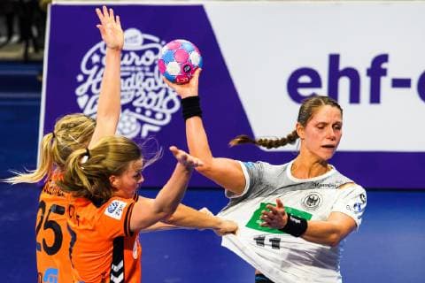 181212 Charris Rozemalen and Debbie Bont of Netherlands in a duel with Xenia Smits of Germany during the EHF European WomenÕs Handball Championship match between Netherlands - Germany on December 11, 2018 in Nancy. Photo: Fredrik Varfjell BILDBYRN kod FV 150186 Copyright: FREDRIKxVARFJELL BB181212FV086