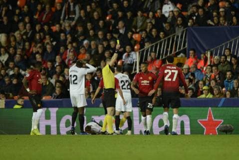 Yellow card for Antonio Valencia in action during the Uefa Champions League, football match between Valencia and Manchester on december 12, at Mestalla stadium in Valencia, Spain. Foto: Xisco Navarro Cordon Press