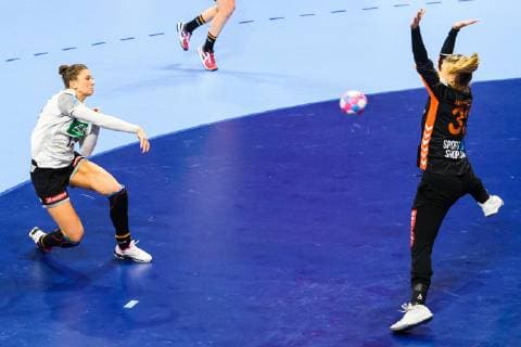 181212 Julia Behnke of Germany and Goalkeeper Tess Wester of Netherlands during the EHF European WomenÕs Handball Championship match between Netherlands - Germany on December 11, 2018 in Nancy. Photo: Fredrik Varfjell BILDBYRN kod FV 150186 Copyright: FREDRIKxVARFJELL BB181212FV087