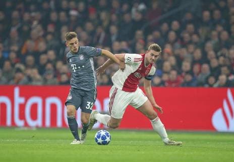 12.12.2018, Fussball UEFA Champions League 2018 2019, Gruppenphase, 6.Spieltag, Ajax Amsterdam - FC Bayern München, in der Johan Cruijff Arena Amsterdam. (L-R) Joshua Kimmich (Bayern München) gegen Matthijs de Ligt (Ajax Amsterdam)