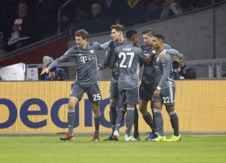 Torjubel 1:0 München, V.li. Thomas Müller (Bayern) , Leon Goretzka (Bayern) , David Alaba (Bayern) , Torschütze Robert Lewandowski (Bayern) , Serge Gnabry (Bayern) . Ajax Amsterdam-FC Bayern München . Amsterdam, NLD, 12.12.2018, Fussball-Champions League 2018-2019 .