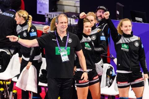 181212 Henk Groener, head coach of Germany, celebrates during the EHF European WomenÕs Handball Championship match between Netherlands - Germany on December 11, 2018 in Nancy. Photo: Fredrik Varfjell BILDBYRN kod FV 150186 Copyright: FREDRIKxVARFJELL BB181212FV089