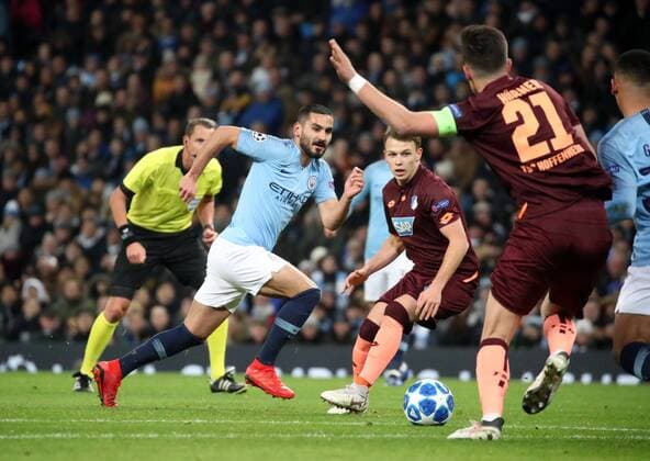 Manchester City - TSG 1899 Hoffenheim England, Manchester, 12.12.2018, Fussball, UEFA Champions League, Saison 2018 2019, 6. Spieltag, Manchester City - TSG 1899 Hoffenheim: v.l. Ilkay Gündogan (Manchester City), Dennis Geiger (TSG 1899 Hoffenheim).