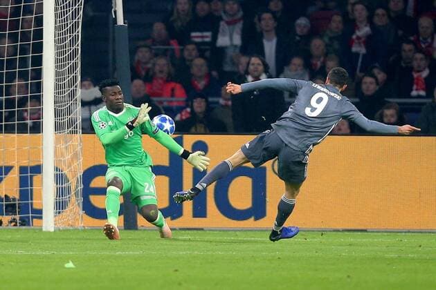 Andre Onana ( AFC Ajax Amsterdam 24 ) kann das 0:1 von Robert Lewandowski (FC Bayern Muenchen 9) nicht verhindern, Ajax Amsterdam vs FC Bayern Muenchen, Fussball, Champions League Gruppenphase,12.12.2018 Ajax Amsterdam vs FC Bayern Muenchen, Fussball, Champions League Gruppenphase,12.12.2018 Amsterdam Copyright: xLanger Eibner-Pressefotox EP_HLR