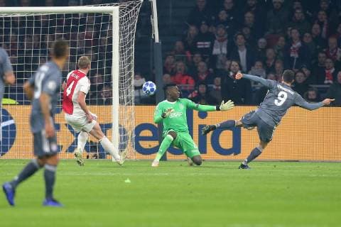Andre Onana ( AFC Ajax Amsterdam 24 ) kann das 0:1 von Robert Lewandowski (FC Bayern Muenchen 9) nicht verhindern, Ajax Amsterdam vs FC Bayern Muenchen, Fussball, Champions League Gruppenphase,12.12.2018 Ajax Amsterdam vs FC Bayern Muenchen, Fussball, Champions League Gruppenphase,12.12.2018 Amsterdam Copyright: xLanger Eibner-Pressefotox EP_HLR