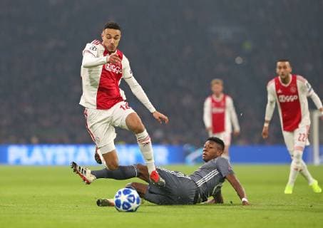12.12.2018, Fussball UEFA Champions League 2018 2019, Gruppenphase, 6.Spieltag, Ajax Amsterdam - FC Bayern München, in der Johan Cruijff Arena Amsterdam. (L-R) Noussair Mazraoui (Ajax Amsterdam) gegen David Alaba (Bayern München)