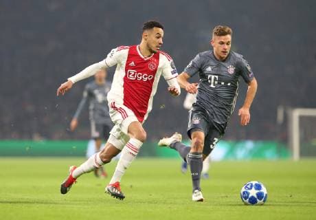 12.12.2018, Fussball UEFA Champions League 2018 2019, Gruppenphase, 6.Spieltag, Ajax Amsterdam - FC Bayern München, in der Johan Cruijff Arena Amsterdam. (L-R) Noussair Mazraoui (Ajax Amsterdam) gegen Joshua Kimmich (Bayern München)