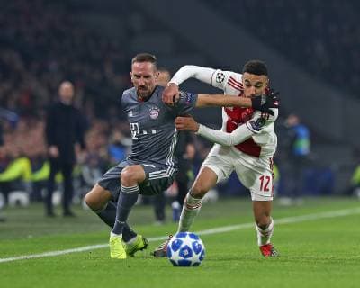 12.12.2018, Fussball UEFA Champions League 2018 2019, Gruppenphase, 6.Spieltag, Ajax Amsterdam - FC Bayern München, in der Johan Cruijff Arena Amsterdam. (L-R) Franck Ribery (Bayern München) gegen Noussair Mazraoui (Ajax Amsterdam)
