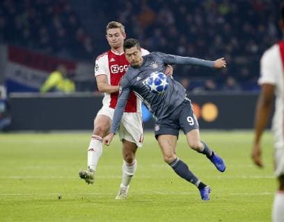 V.li. Matthijs de Light (Ajax), Robert Lewandowski (Bayern) . Ajax Amsterdam-FC Bayern München . Amsterdam, NLD, 12.12.2018, Fussball-Champions League 2018-2019 .