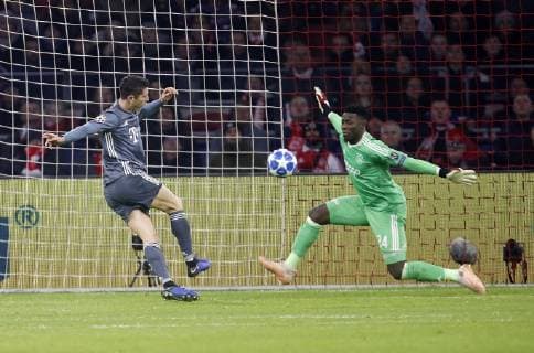 Riesenchance für Robert Lewandowski (Bayern, links) zum 2:0 für München, aber Andre Onana (Ajax) hält. Ajax Amsterdam-FC Bayern München . Amsterdam, NLD, 12.12.2018, Fussball-Champions League 2018-2019 .