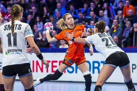 Sport Bilder des Tages Handball, Frauen: EM, Niederlande - Deutschland Hauptrunde, Gruppe 2, 3. Spieltag im Palais des Sports v.li. Xenia Smits (Deutschland Metz), Kelly Dulfer (Niederlande), Emily Boelk Bölk (Deutschland Thueringer HC) Nancy Palais des Sports Jean Weille Frankreich