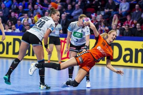 Handball, Frauen: EM, Niederlande - Deutschland Hauptrunde, Gruppe 2, 3. Spieltag im Palais des Sports v.li. Emily Boelk Bölk (Deutschland Thueringer HC), Marlene Zapf (Deutschland Metzingen), Kelly Dulfer (Niederlande) Nancy Palais des Sports Jean Weille Frankreich