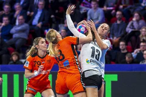 Handball, Frauen: EM, Niederlande - Deutschland Hauptrunde, Gruppe 2, 3. Spieltag im Palais des Sports v.li. Estavana Polman (Niederlande), Kelly Dulfer (Niederlande), Julia Behnke (Deutschland Metzingen), Alicia Stolle (Deutschland Thueringer HC) Nancy Palais des Sports Jean Weille Frankreich
