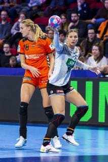 Handball, Frauen: EM, Niederlande - Deutschland Hauptrunde, Gruppe 2, 3. Spieltag im Palais des Sports v.li. Kelly Dulfer (Niederlande), Julia Behnke (Deutschland Metzingen) Nancy Palais des Sports Jean Weille Frankreich