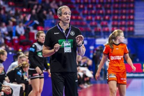 Handball, Frauen: EM, Niederlande - Deutschland Hauptrunde, Gruppe 2, 3. Spieltag im Palais des Sports Trainer Henk Groener (Deutschland) Gestik Geste gestikuliert Nancy Palais des Sports Jean Weille Frankreich