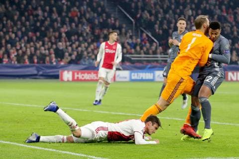 Sport Bilder des Tages Nicolas Tagliafico ( AFC Ajax Amsterdam 31 ) Torwart Manuel Neuer (FC Bayern Muenchen 1) Serge Gnabry (FC Bayern Muenchen 22) prallen zusammen, Ajax Amsterdam vs FC Bayern Muenchen, Fussball, Champions League Gruppenphase,12.12.2018 Ajax Amsterdam vs FC Bayern Muenchen, Fussball, Champions League Gruppenphase,12.12.2018 Amsterdam Copyright: xLanger Eibner-Pressefotox EP_HLR