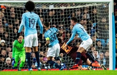 12.12.2018, xfux, Fussball UEFA Champions League, Manchester City FC - TSG 1899 Hoffenheim, emspor, v.l. Ederson (Manchester City FC), Benjamin Huebner (TSG 1899 Hoffenheim), Aymeric Laporte (Manchester City FC) Foul zum Elfmeter Manchester
