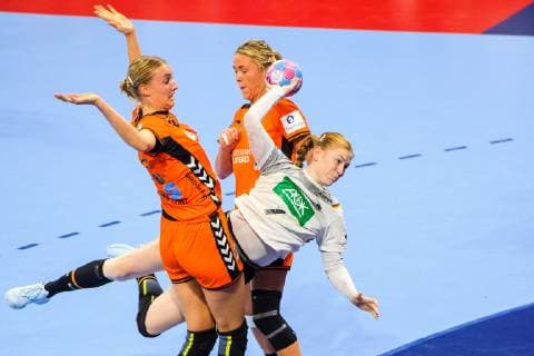 181212 Jessy Kramer and Kelly Dulfer of Netherlands in a duel with Meike Schmelzer of Germany during the EHF European WomenÕs Handball Championship match between Netherlands - Germany on December 11, 2018 in Nancy. Photo: Fredrik Varfjell BILDBYRN kod FV 150186 Copyright: FREDRIKxVARFJELL BB181212FV090