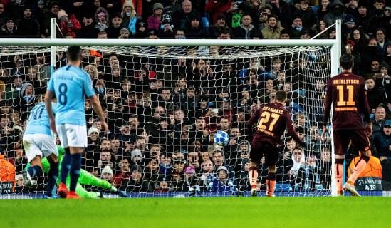12.12.2018, xfux, Fussball UEFA Champions League, Manchester City FC - TSG 1899 Hoffenheim, emspor, v.l. Ederson (Manchester City FC), Andrej Kramaric (TSG 1899 Hoffenheim) Goal scored, Tor zum 0:1 Elfmeter Manchester