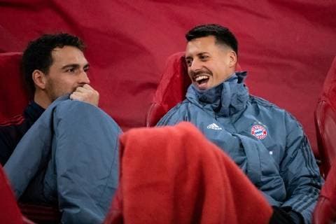 12.12.2018, xkvx, Fussball UEFA Champions League, Ajax Amsterdam - FC Bayern Muenchen emspor, v.l. Mats Hummels (FCB - FC Bayern Muenchen), Sandro Wagner (FCB - FC Bayern Muenchen) (DFL DFB REGULATIONS PROHIBIT ANY USE OF PHOTOGRAPHS as IMAGE SEQUENCES and or QUASI-VIDEO) Amsterdam