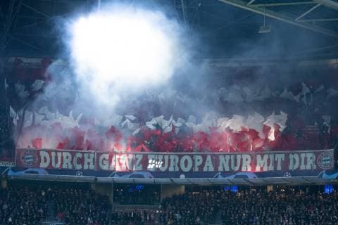 12.12.2018, xkvx, Fussball UEFA Champions League, Ajax Amsterdam - FC Bayern Muenchen emspor, v.l. FC Bayern Muenchen Fans Choreo Choreografie Pyro Pyrotechnik (DFL DFB REGULATIONS PROHIBIT ANY USE OF PHOTOGRAPHS as IMAGE SEQUENCES and or QUASI-VIDEO) Amsterdam