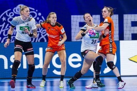 Handball, Frauen: EM, Niederlande - Deutschland Hauptrunde, Gruppe 2, 3. Spieltag im Palais des Sports v.li. Luisa Schulze (Deutschland Bietigheim), Debbie Bont (Niederlande), Emily Boelk Bölk (Deutschland Thueringer HC), Laura van der Heijden (Niederlande Bietigheim) Nancy Palais des Sports Jean Weille Frankreich