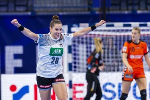 Handball, Frauen: EM, Niederlande - Deutschland Hauptrunde, Gruppe 2, 3. Spieltag im Palais des Sports Emily Boelk Bölk (Deutschland Thueringer HC), Kelly Dulfer (Niederlande), Jubel Freude Emotion Torjubel Torschuetze Torschütze Nancy Palais des Sports Jean Weille Frankreich