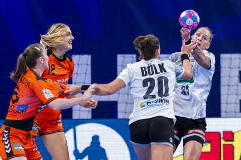 Handball, Frauen: EM, Niederlande - Deutschland Hauptrunde, Gruppe 2, 3. Spieltag im Palais des Sports v.li. Laura van der Heijden (Niederlande Bietigheim), Kelly Dulfer (Niederlande), Emily Boelk Bölk (Deutschland Thueringer HC), Luisa Schulze (Deutschland Bietigheim) Nancy Palais des Sports Jean Weille Frankreich