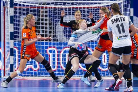 Handball, Frauen: EM, Niederlande - Deutschland Hauptrunde, Gruppe 2, 3. Spieltag im Palais des Sports v.li. Charris Rozemalen (Niederlande Bietigheim), Meike Schmelzer (Deutschland Thueringer HC), Kelly Dulfer (Niederlande) Nancy Palais des Sports Jean Weille Frankreich