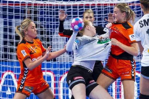 Handball, Frauen: EM, Niederlande - Deutschland Hauptrunde, Gruppe 2, 3. Spieltag im Palais des Sports v.li. Charris Rozemalen (Niederlande Bietigheim), Meike Schmelzer (Deutschland Thueringer HC), Kelly Dulfer (Niederlande) Nancy Palais des Sports Jean Weille Frankreich
