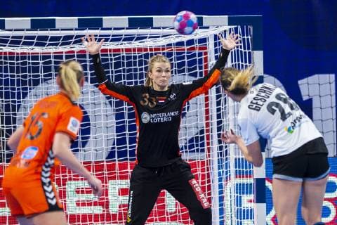 Handball, Frauen: EM, Niederlande - Deutschland Hauptrunde, Gruppe 2, 3. Spieltag im Palais des Sports v.li. Maura Visser (Niederlande Bietigheim), Tess Wester (Niederlande), Angie Geschke (Deutschland Oldenburg) Nancy Palais des Sports Jean Weille Frankreich