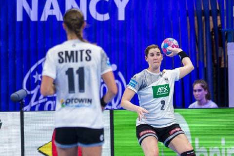 Handball, Frauen: EM, Niederlande - Deutschland Hauptrunde, Gruppe 2, 3. Spieltag im Palais des Sports v.li. Xenia Smits (Deutschland Metz), Marlene Zapf (Deutschland Metzingen) Nancy Palais des Sports Jean Weille Frankreich