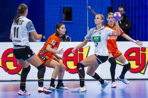 Handball, Frauen: EM, Niederlande - Deutschland Hauptrunde, Gruppe 2, 3. Spieltag im Palais des Sports v.li. Xenia Smits (Deutschland Metz), Martine Smeets (Niederlande), Alicia Stolle (Deutschland Thueringer HC), Nancy Palais des Sports Jean Weille Frankreich