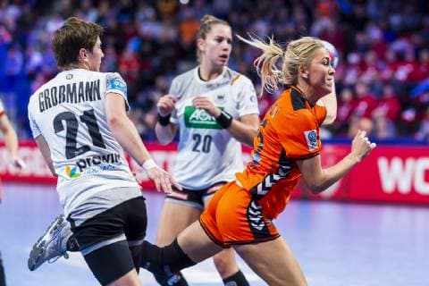 Handball, Frauen: EM, Niederlande - Deutschland Hauptrunde, Gruppe 2, 3. Spieltag im Palais des Sports v.li. Ina Grossmann (Deutschland Thueringer HC), Charris Rozemalen (Niederlande Bietigheim) Nancy Palais des Sports Jean Weille Frankreich