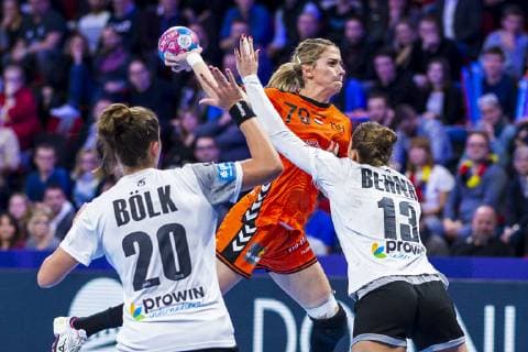 Handball, Frauen: EM, Niederlande - Deutschland Hauptrunde, Gruppe 2, 3. Spieltag im Palais des Sports v.li. Emily Boelk Bölk (Deutschland Thueringer HC), Estavana Polman (Niederlande), Julia Behnke (Deutschland Metzingen) Nancy Palais des Sports Jean Weille Frankreich