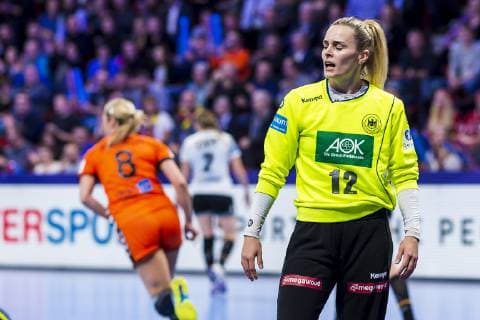 Handball, Frauen: EM, Niederlande - Deutschland Hauptrunde, Gruppe 2, 3. Spieltag im Palais des Sports Torhueterin Dinah Eckerle (Deutschland SG BBM Bietigheim) aergerlich ärgerlich, sauer, wütend wuetend. schreit. tobt. Nancy Palais des Sports Jean Weille Frankreich