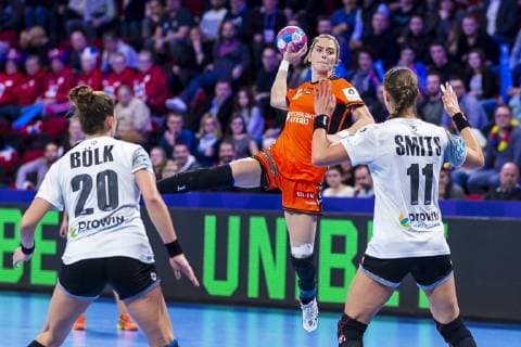 Handball, Frauen: EM, Niederlande - Deutschland Hauptrunde, Gruppe 2, 3. Spieltag im Palais des Sports v.li. Emily Boelk Bölk (Deutschland Thueringer HC), Estavana Polman (Niederlande), Xenia Smits (Deutschland Metz) Nancy Palais des Sports Jean Weille Frankreich