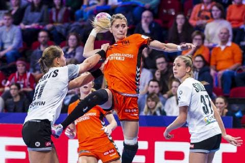 Handball, Frauen: EM, Niederlande - Deutschland Hauptrunde, Gruppe 2, 3. Spieltag im Palais des Sports v.li. Xenia Smits (Deutschland Metz), Estavana Polman (Niederlande), Alicia Stolle (Deutschland Thueringer HC) Nancy Palais des Sports Jean Weille Frankreich